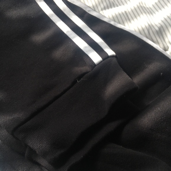 Woman’s adidas joggers *soft!* - Picture 3 of 8